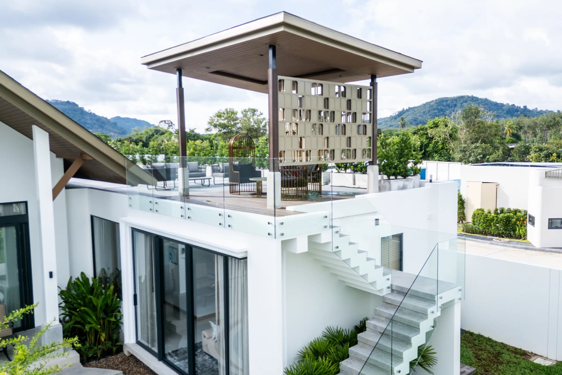 Le toit-terrasse avec sa sala sous toit incliné, des collines vertes derrière